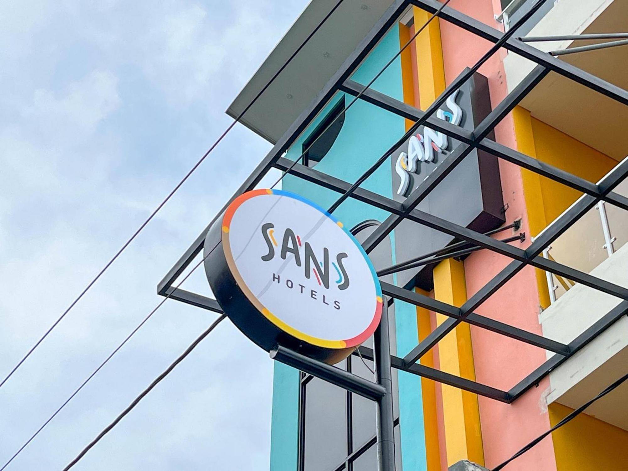 Sans Hotel Premiere Majapahit Semarang Exterior foto