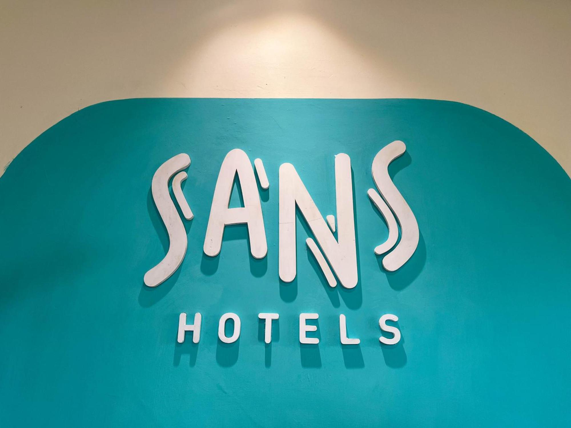 Sans Hotel Premiere Majapahit Semarang Exterior foto
