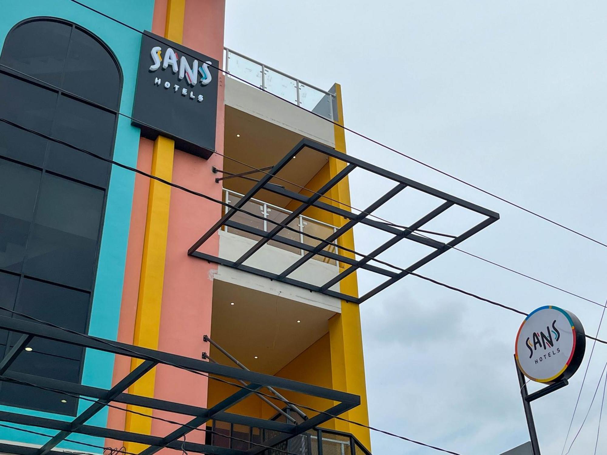Sans Hotel Premiere Majapahit Semarang Exterior foto