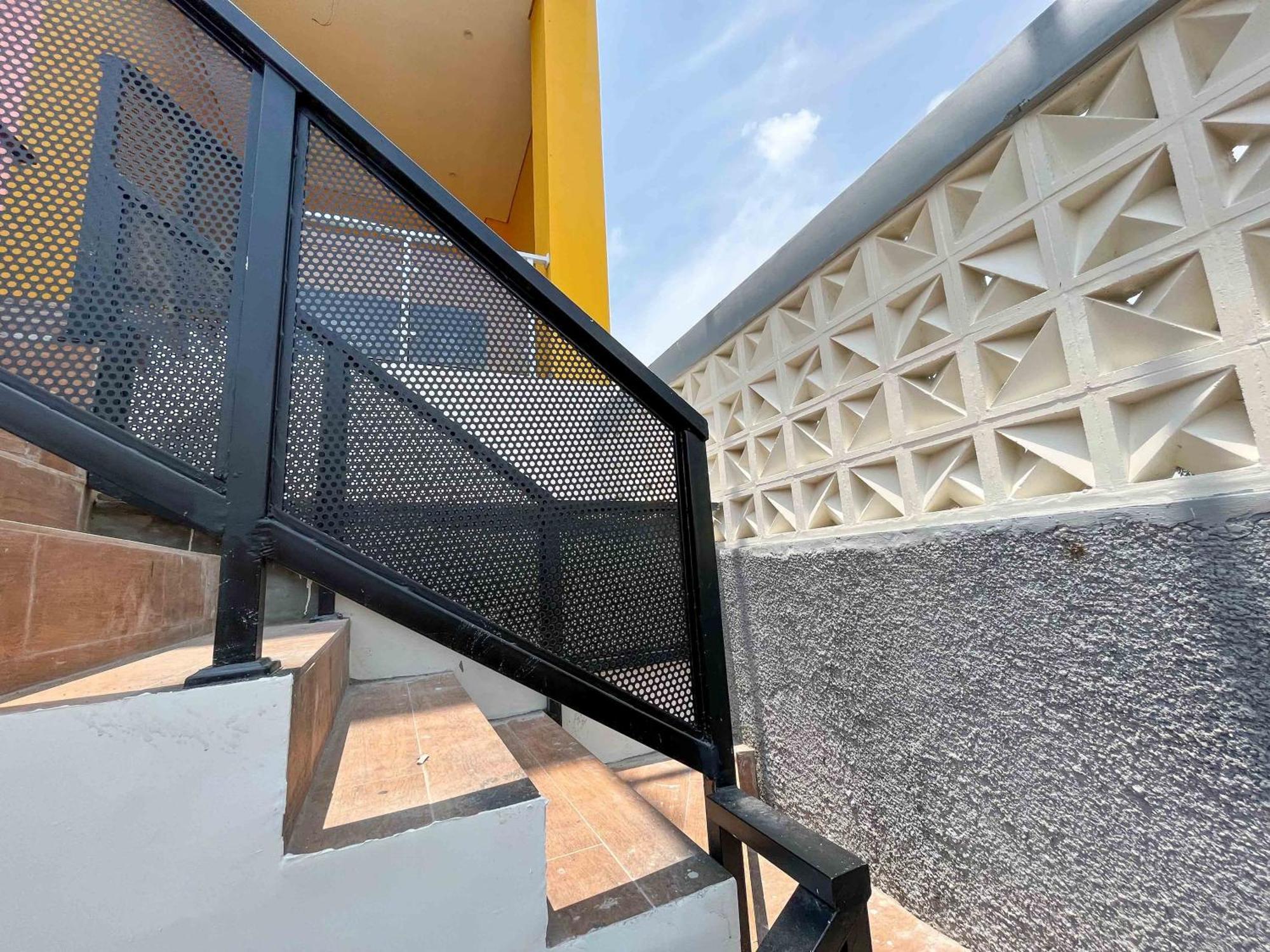 Sans Hotel Premiere Majapahit Semarang Exterior foto